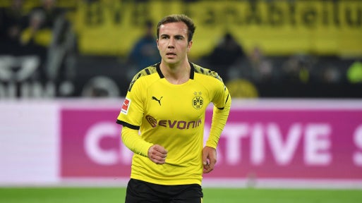 Mario Götze sigue con la mirada la jugada