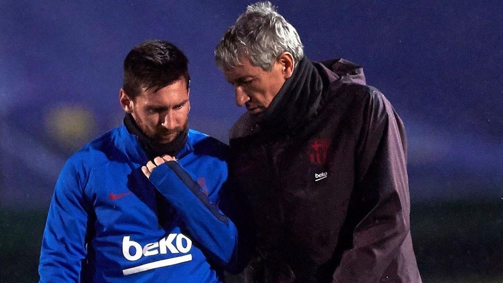 Setién y Messi platican durante un entrenamiento