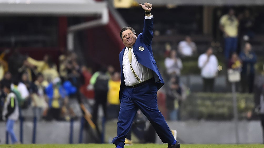 El Piojo Herrera durante un partido del América en el Azteca