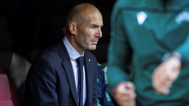 Zinedine Zidane en el banquillo del Real Madrid