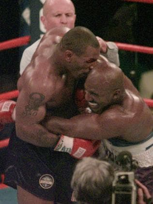 Tyson muerde a Holyfield en 1997