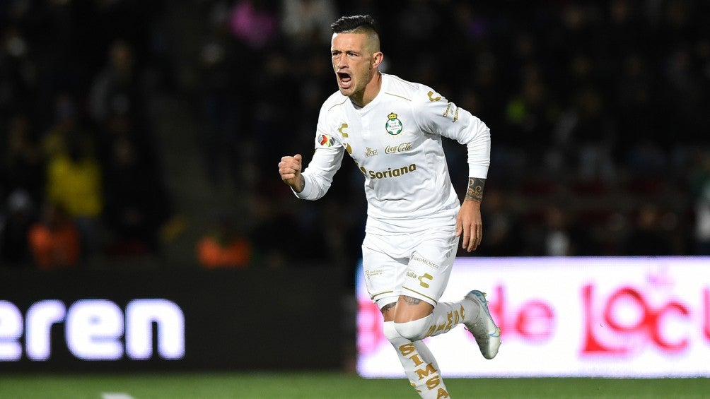 Brian Lozano celebrando un gol con Santos