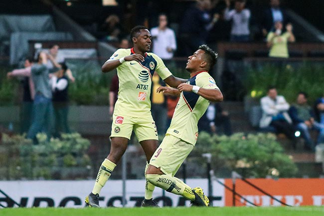 Renato y Roger, durante un juego de América 