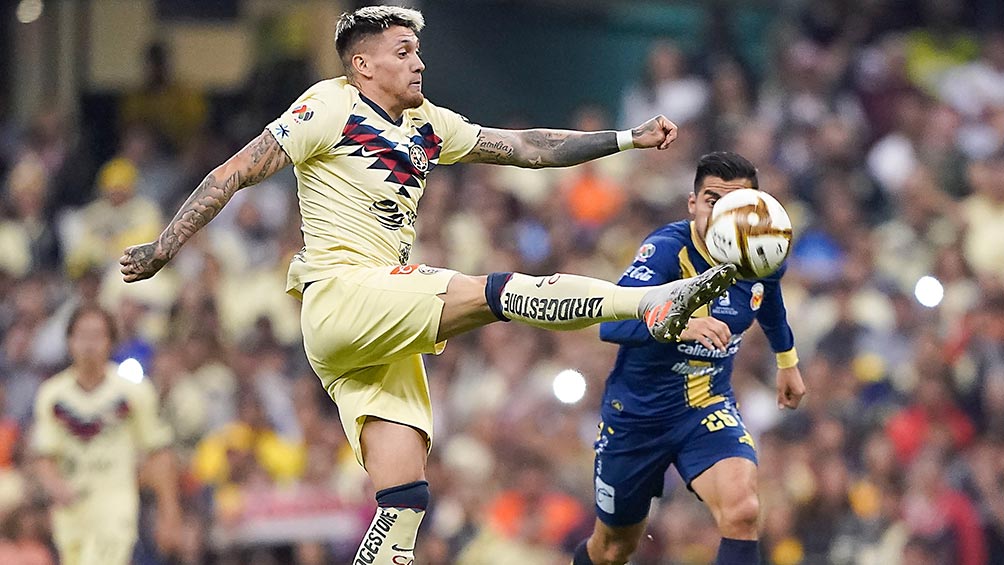 Nico Castillo disputa el balón en un juego de América