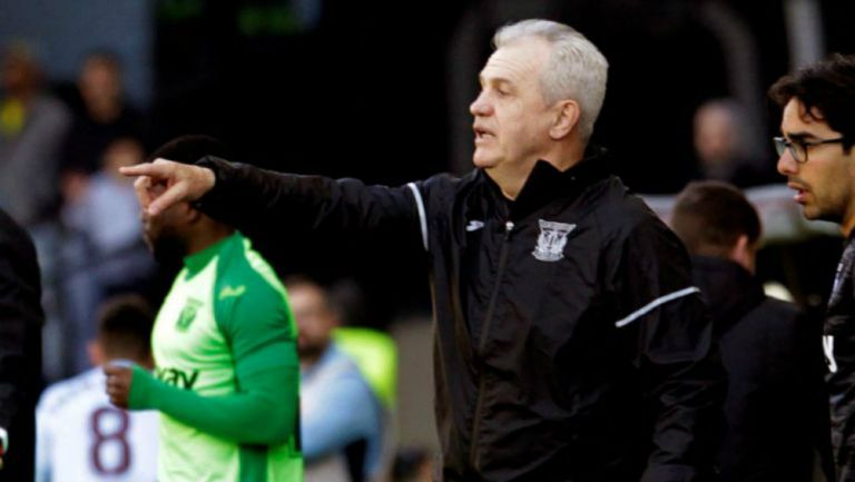 Javier Aguirre dirigiendo un juego del Leganés