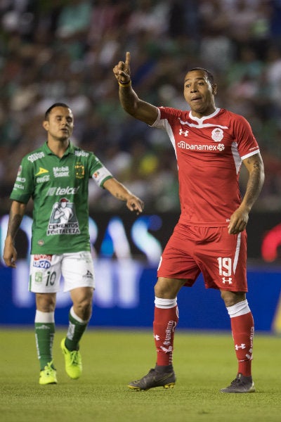 Felipe Pardo durante un duelo entre los Diablos y La Fiera