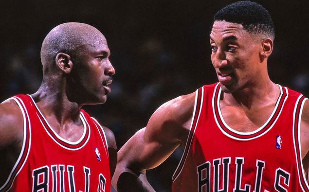 Scottie Pippen junto a Michael Jordan durante un partido