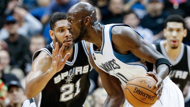 Tim Duncan y Kevin Garnett durante un partido