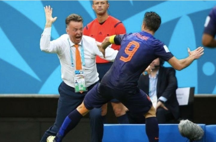 Robin y Van Gaal celebran un triunfo de Holanda en el Mundial 