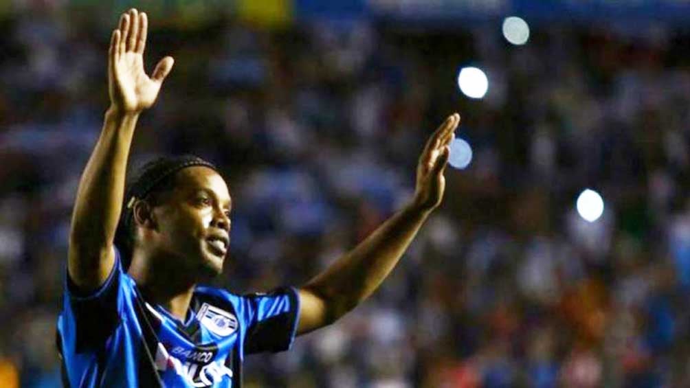 Ronaldinho celebrando un gol con los Gallos Blancos