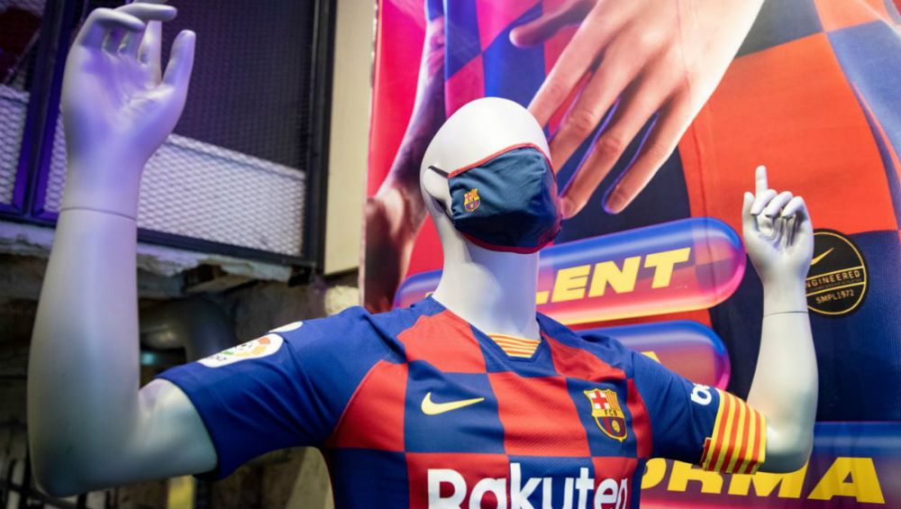 Muñeco de exhibición con el tapabocas de Barcelona