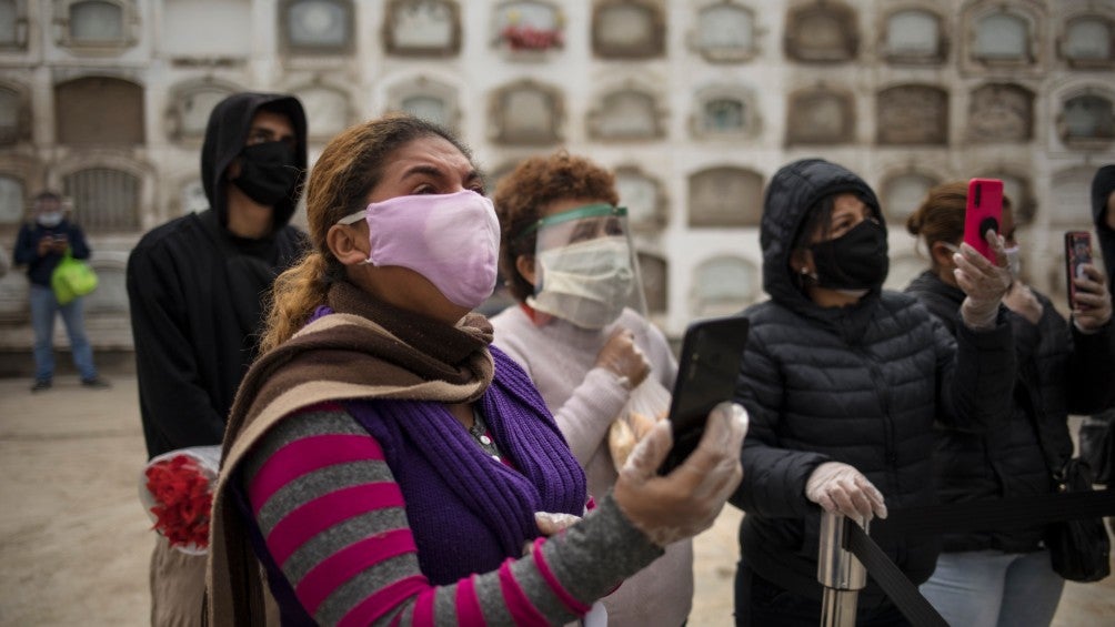 Personas con cubrebocas en Lima, Perú