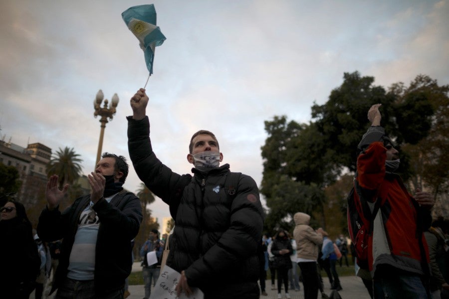 Personas protestan en Buenos Aires, Argentina