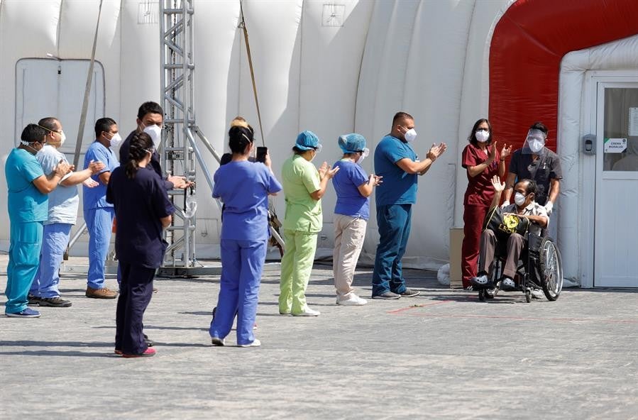 Paciente sale de un hospital tras vencer el Covid-19