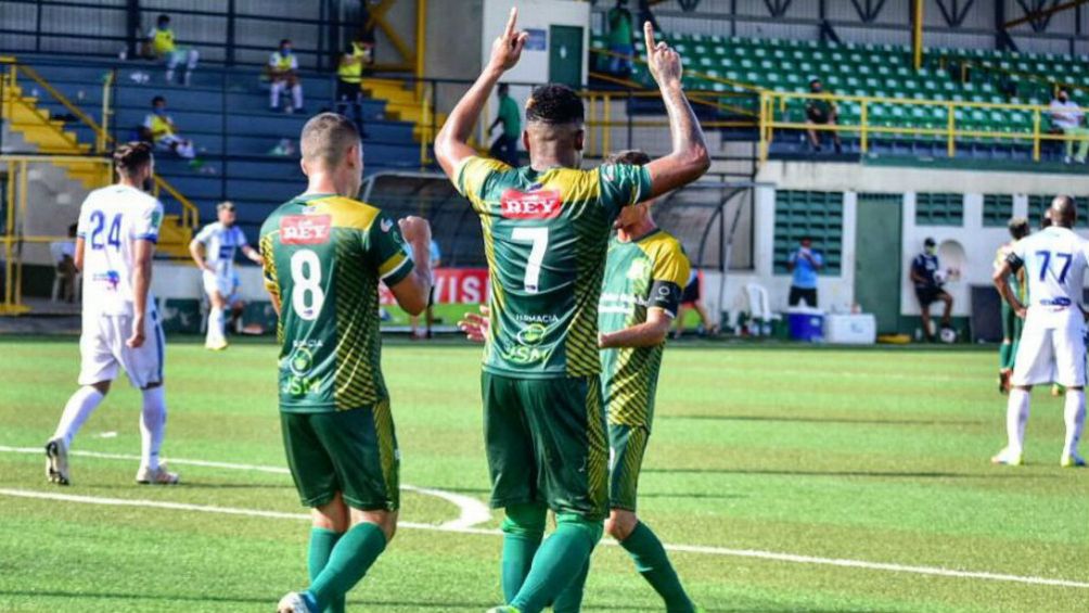 Jugadores del Limón FC en celebración de gol