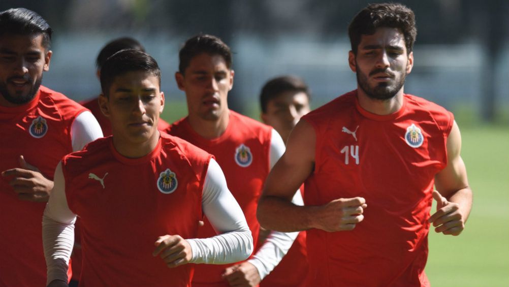 Jugadores de Chivas en entrenamiento