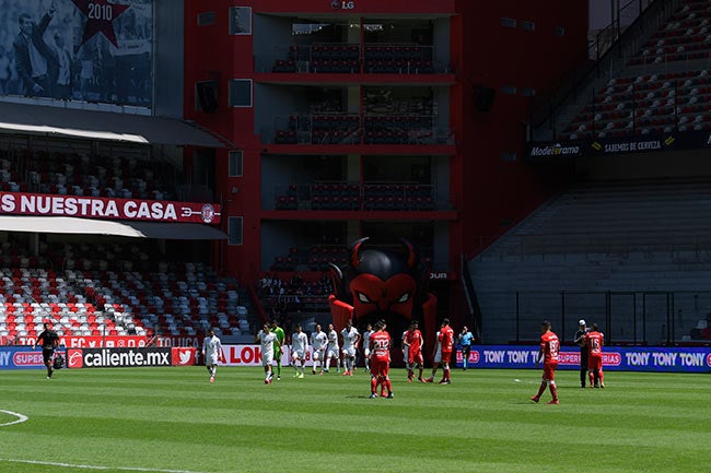 Jugadores de Atlas y Toluca juegan sin público en la tribuna