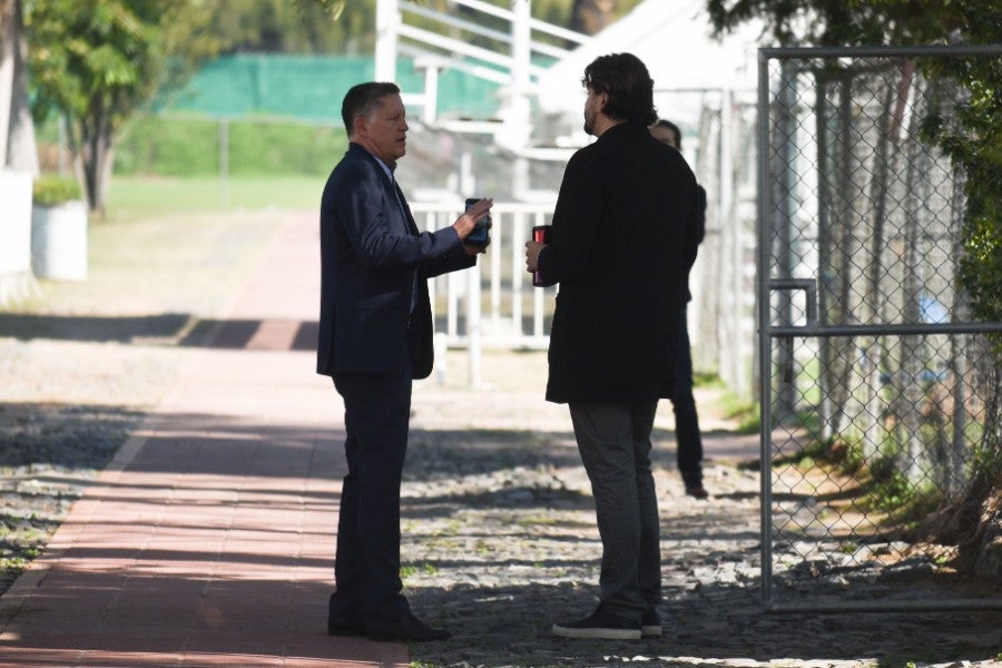 Ricardo Peláez platica con Amaury Vergara