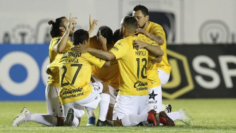 Jugadores de Mérida rezan durante un partido