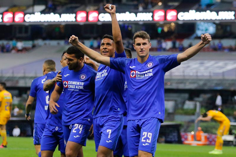 Chaquito celebra un gol con Cruz Azul