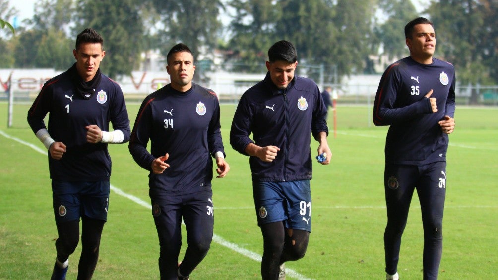 Raúl Gudiño, Miguel Jiménez y Antonio Torres entrenando con Chivas