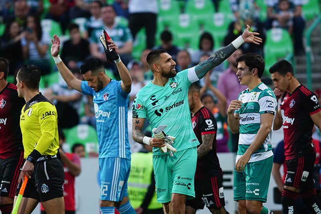 Orozco saluda a la tribuna en un juego de Santos Laguna