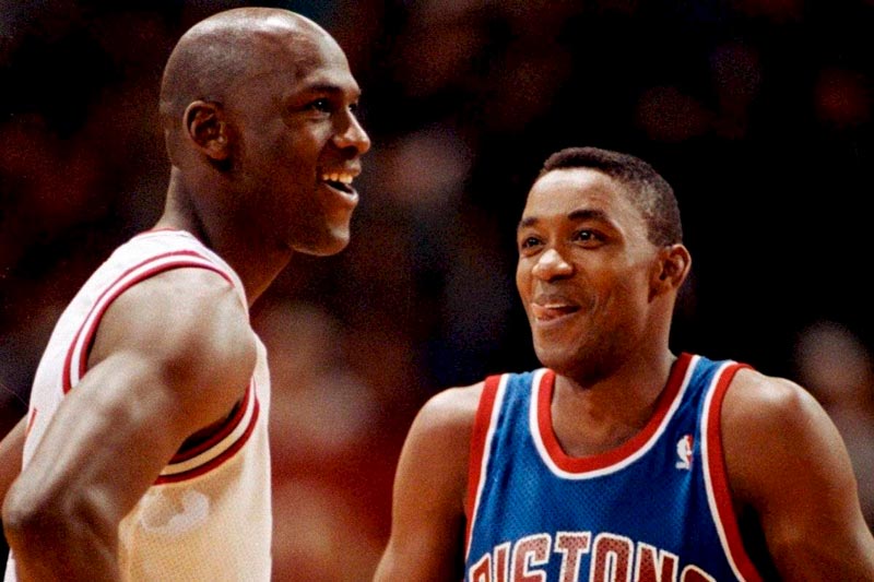 El '23' de los Bulls junto al jugador de Pistons