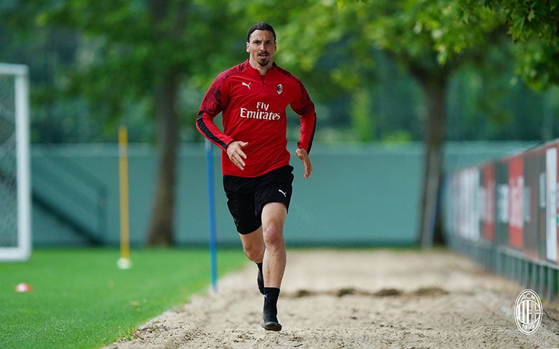 Ibrahimovic trota en las instalaciones del Milan 