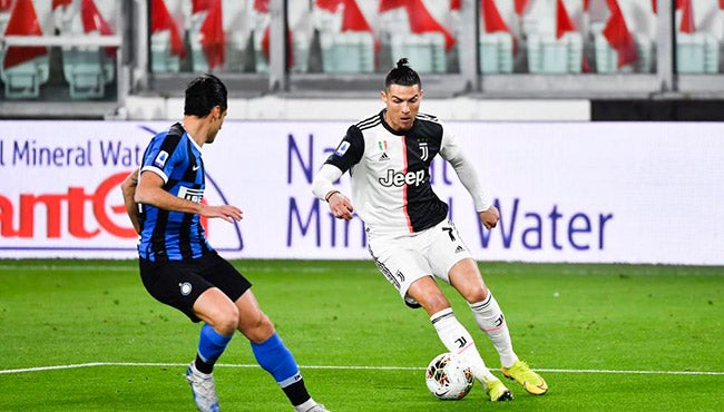 Cristiano Ronaldo conduce el balón en un Juventus vs Inter