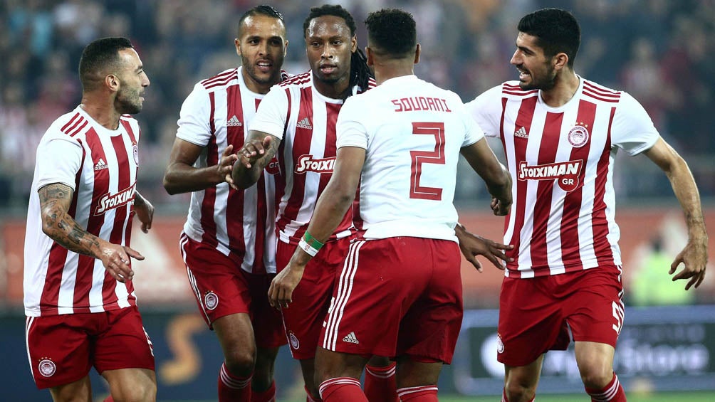 Jugadores del Olympiacos celebran una anotación