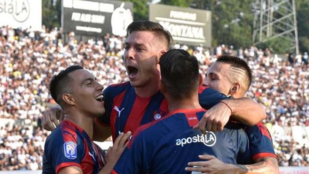 Jugadores de Cerro Porteño celebran una anotación