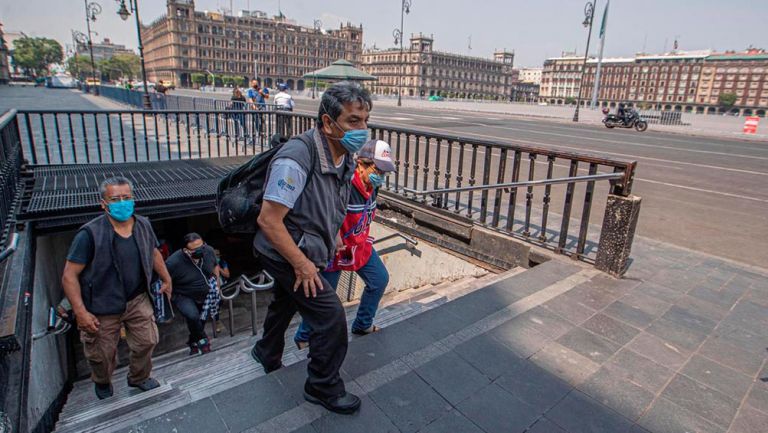 Personas saliendo del Metro de la Ciudad de México