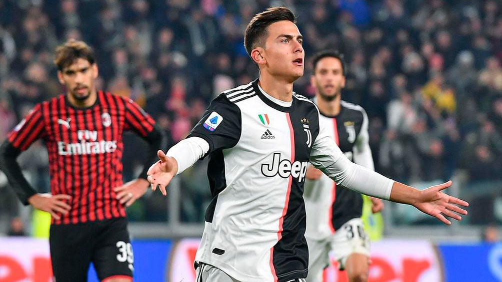 Paulo Dybala durante un duelo con la Juventus 