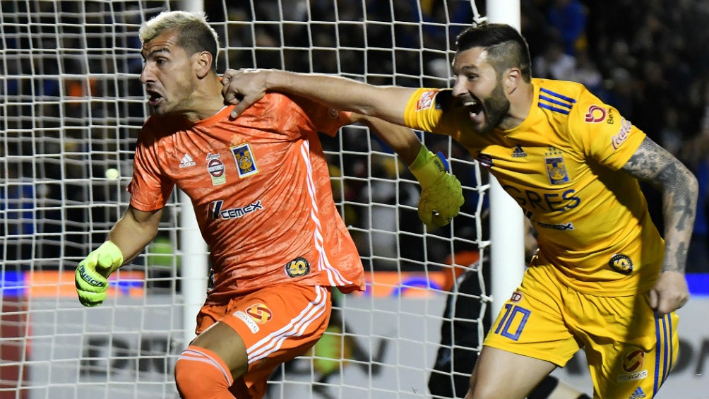 Nahuel y Gignac en festejo de gol