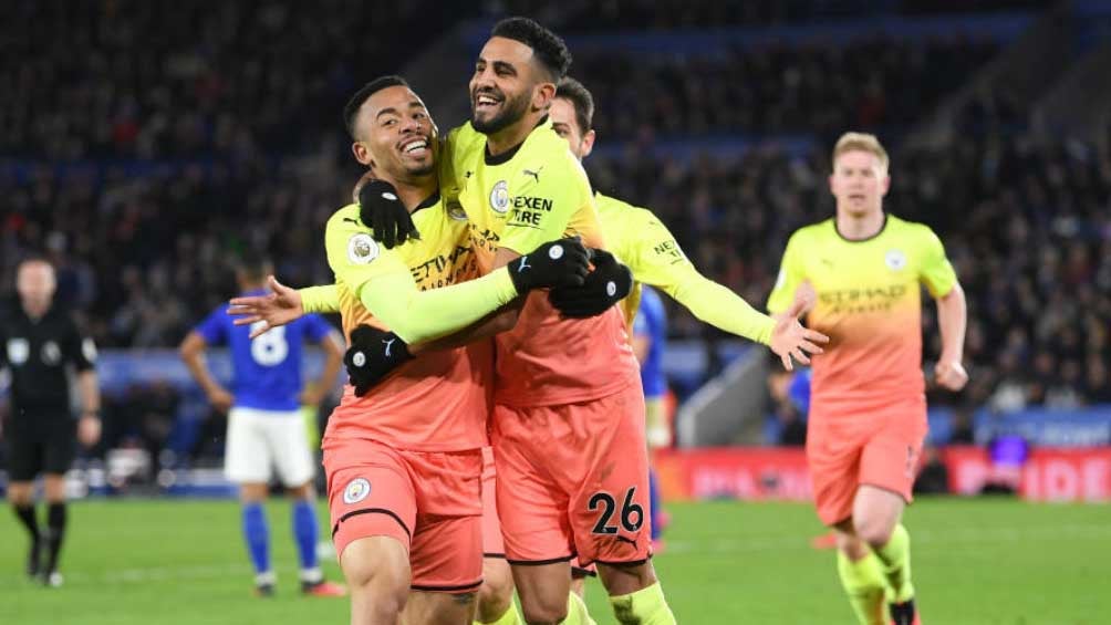 Riyad Mahrez y Gabriel Jesus celebran un gol en el Man City