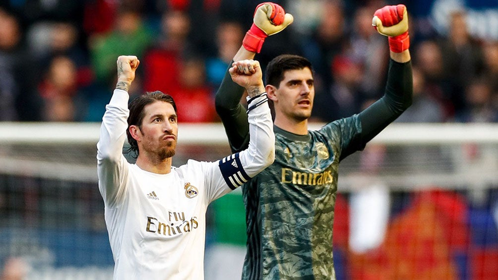 Ramos y Courtois tras un duelo con el Real Madrid 