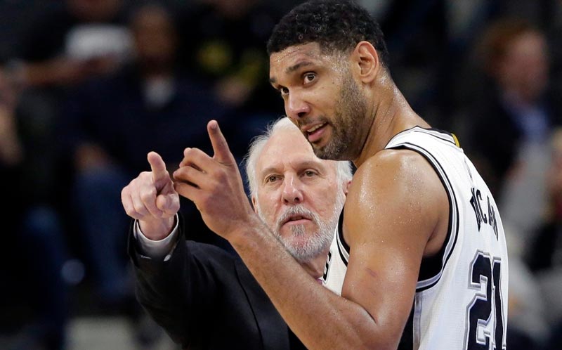 Tim Duncan en un partido con los Spurs