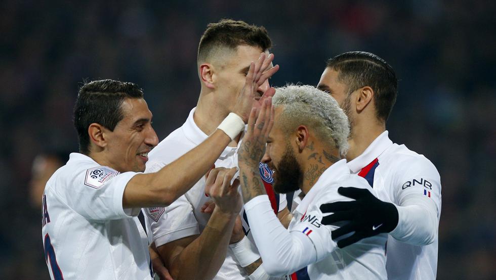 Di María celebra un gol ante Lyon con sus compañeros