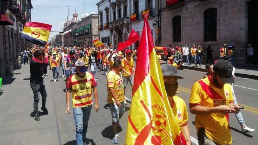 Fanáticos de Monarcas durante la protesta