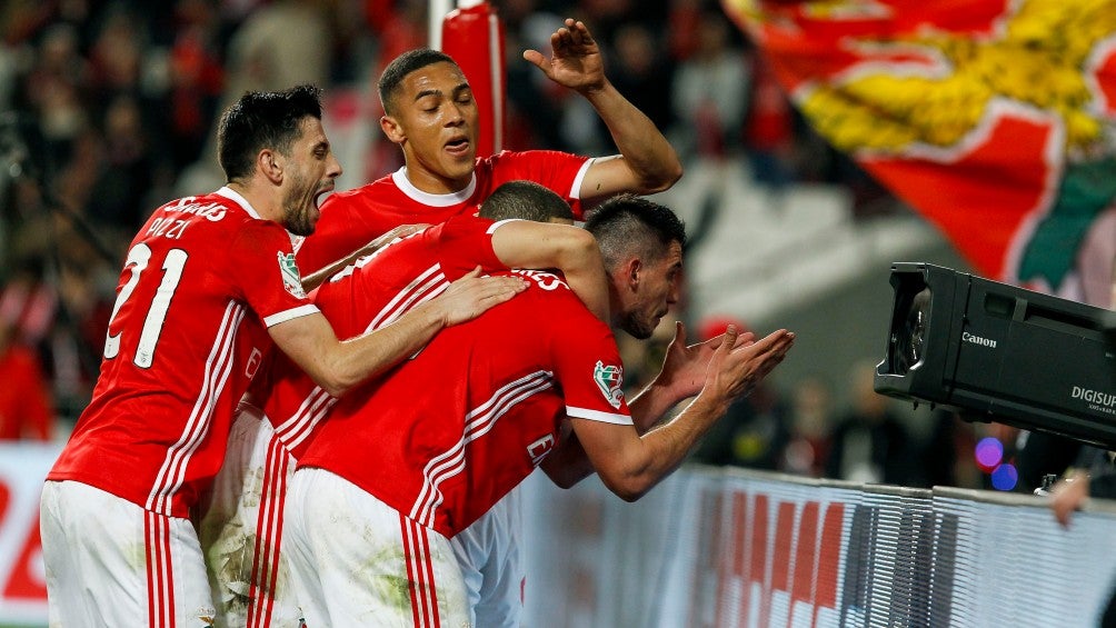 Jugadores del Benfica celebran un gol