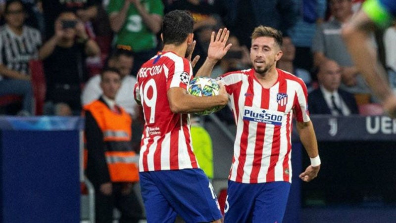 Héctor Herrera festeja una anotación con Diego Costa 