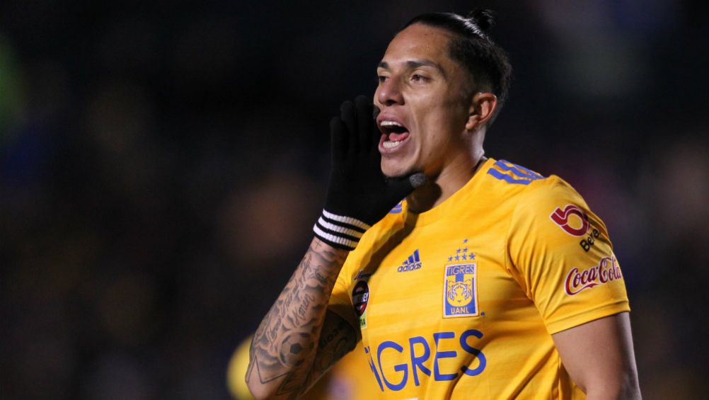 Carlos Salcedo en acción con Tigres