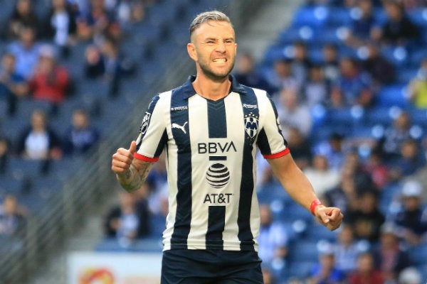 Miguel Layún en acción con Monterrey