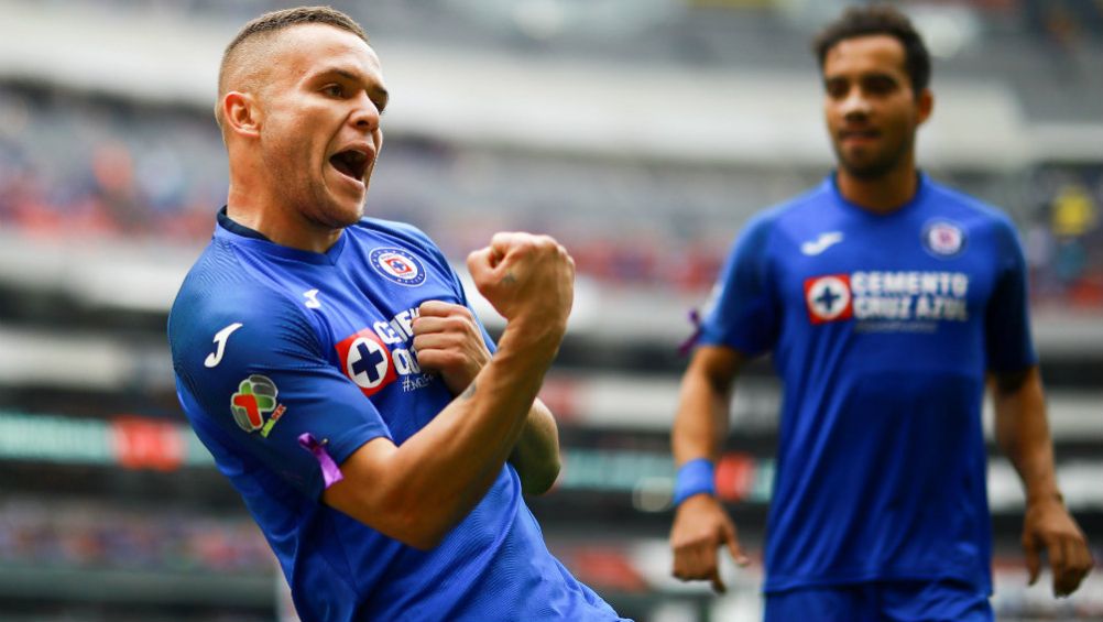 Cabecita Rodríguez en celebración de gol con Cruz Azul