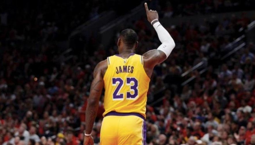 LeBron en un juego con los Lakers