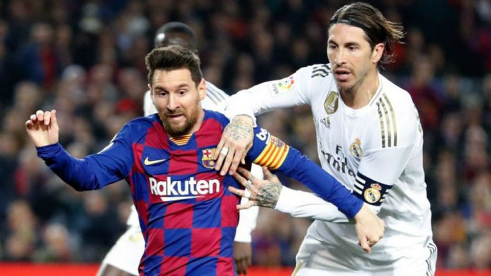 Leo Messi y Ramos pelean un balón en el Clásico 