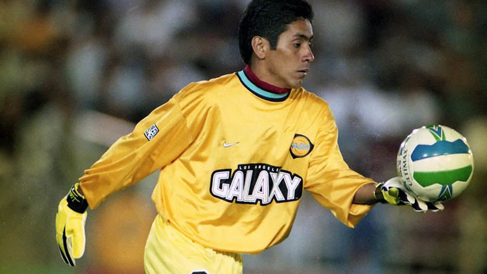 Jorge Campos se prepara para despejar el balón