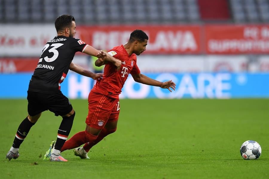 Niko Giesselmann y Gnabry compiten por un balón 