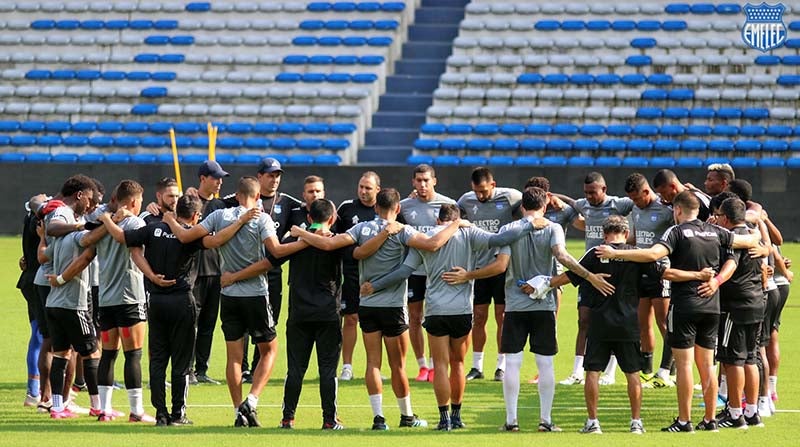 Plantilla del Emelec realiza un minuto de silencio 