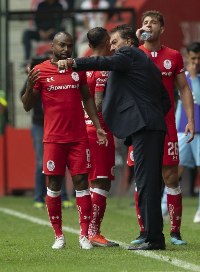 La Volpe durante un partido con Toluca